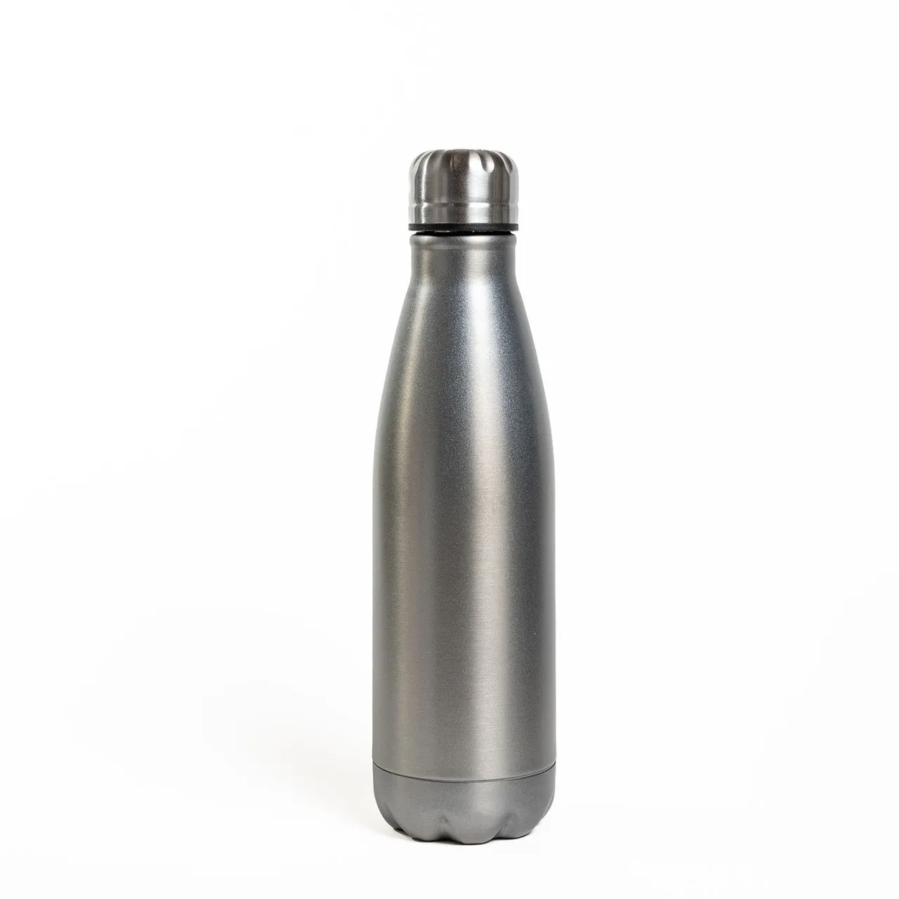 Descripción: Botella metálica pared simple de acero. Tapa a rosca con cierre hermético plástico con aro interno de silicona. Capacidad 750cc. Caja contenedora de cartón blanco. (HL8210L)